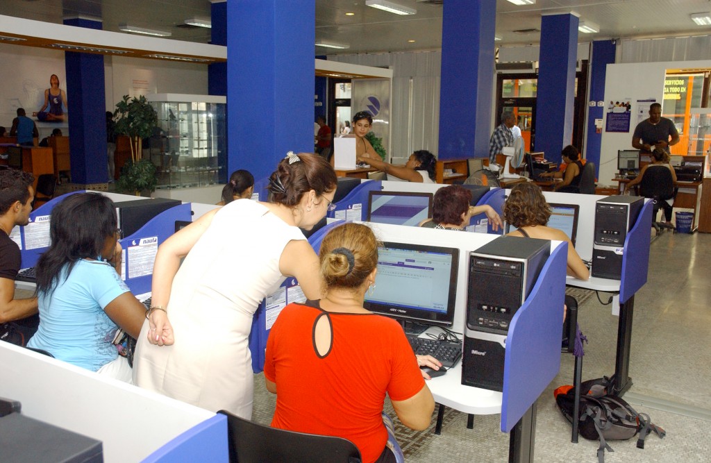 En las salas de navegación hay personal capacitado para asesorar a los clientes. Fotos: César A. Rodríguez.