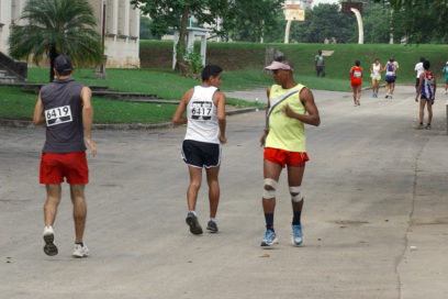 Primera mujer cubana corre media maratón de espaldas