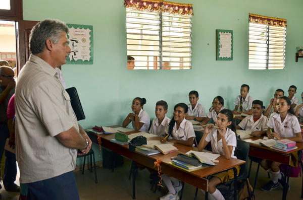 Miguel Díaz-Canel Bermúdez, miembro del Buró Político del Comité Central del Partido Comunista de Cuba y primer vicepresidente de los Consejos de Estado y de Ministros, dialoga con estudiantes de la Secundaria Básica Ignacio Agramante, durante su visita a la provincia de Mayabeque, el 4 de octubre de 2013. AIN FOTO: Carlos Canovas/Periódico Mayabeque