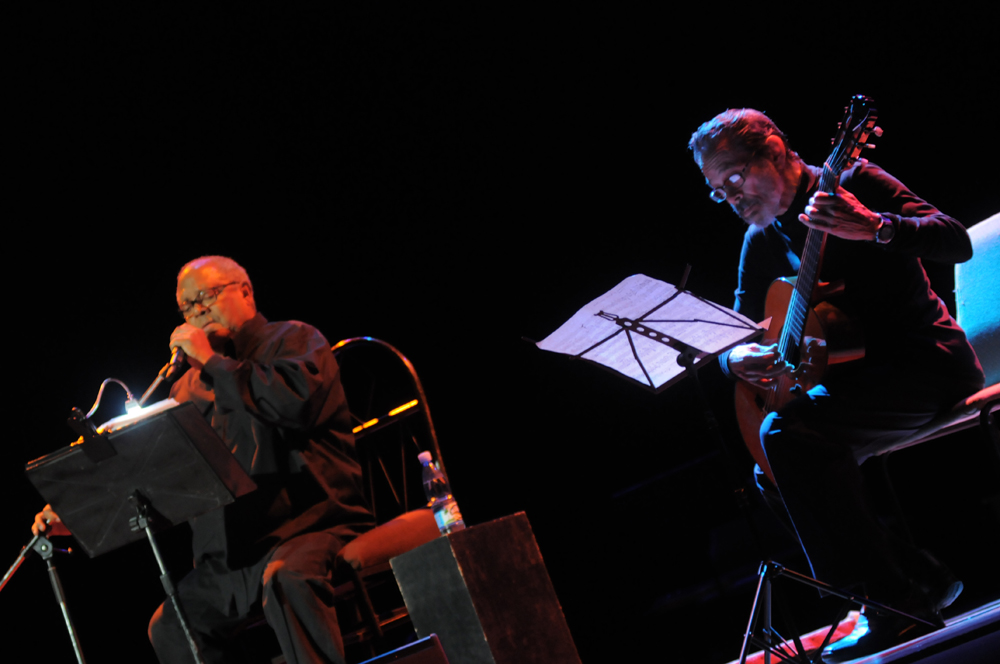 Leo Brouwer, luego de 30 años sin tocar la guitarra en público, se unió a Pablo Milanés en el concierto Amor de ciudad grande, dedicado a los 160 años del natalicio de José Martí y los 70 del cantor bayamés, quien se recupera satisfactoriamente de la pancreatitis que le hizo suspender en días pasados su gira por Argentina. Foto: Roberto Ruiz.