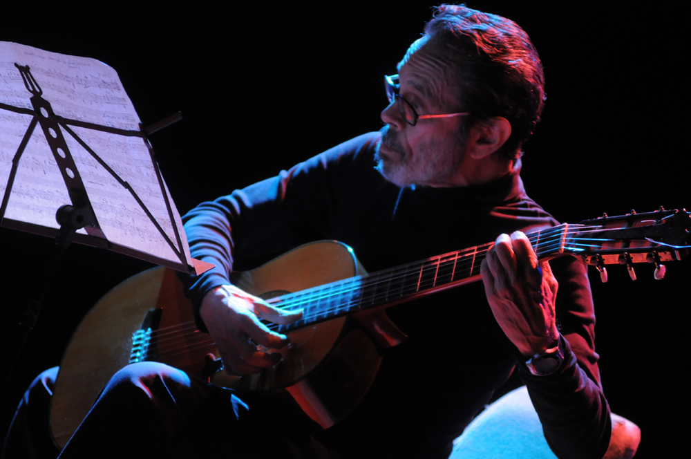 El Maestro Leo Brouwer, tocando la guitarra luego de más de 30 años.