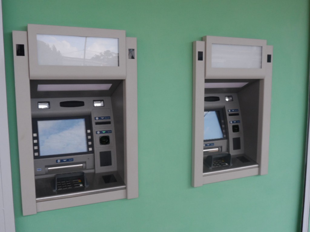 Nuevos cajeros automáticos ayudarán a mejorar el servicio en Pinar del Río.  Foto: Eduardo González