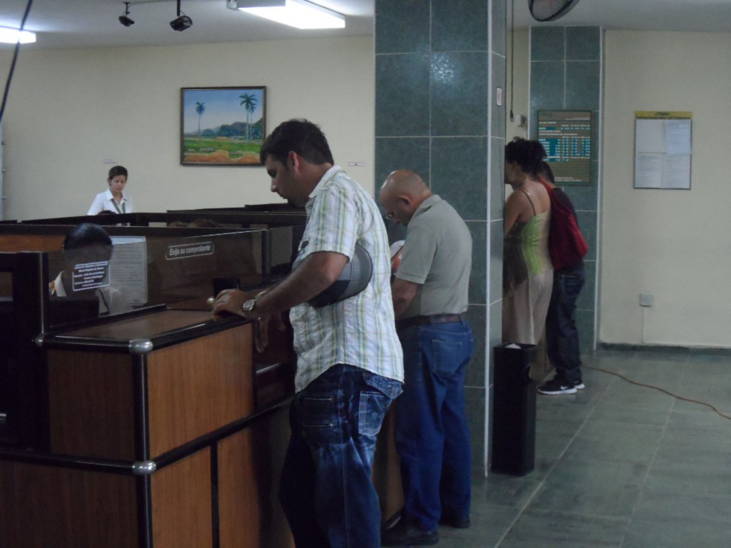 La mayoría de los clientes se sienten satisfechos con los servicios que reciben en la sucursal 1532 de la ciudad de Pinar del Río. Foto: Eduardo González