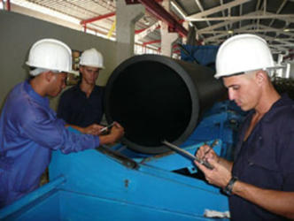 Garantizan calidad de componentes de redes hidráulicas innovadores de la primera fábrica que se puso en marcha, de las tres de su tipo en Cuba. Foto: Nohema Diaz