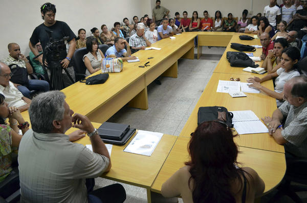Miguel Díaz-Canel Bermúdez (I, primer plano), miembro del Buró Político del Comité Central del Partido Comunista de Cuba y primer vicepresidente de los Consejos de Estado y de Ministros, en un intercambio con directivos, profesores y alumnos de la Universidad Agraria Fructuoso Rodríguez, durante su visita a la provincia de Mayabeque, el 4 de octubre de 2013. Foto: Carlos Canovas/AIN/Periódico Mayabeque