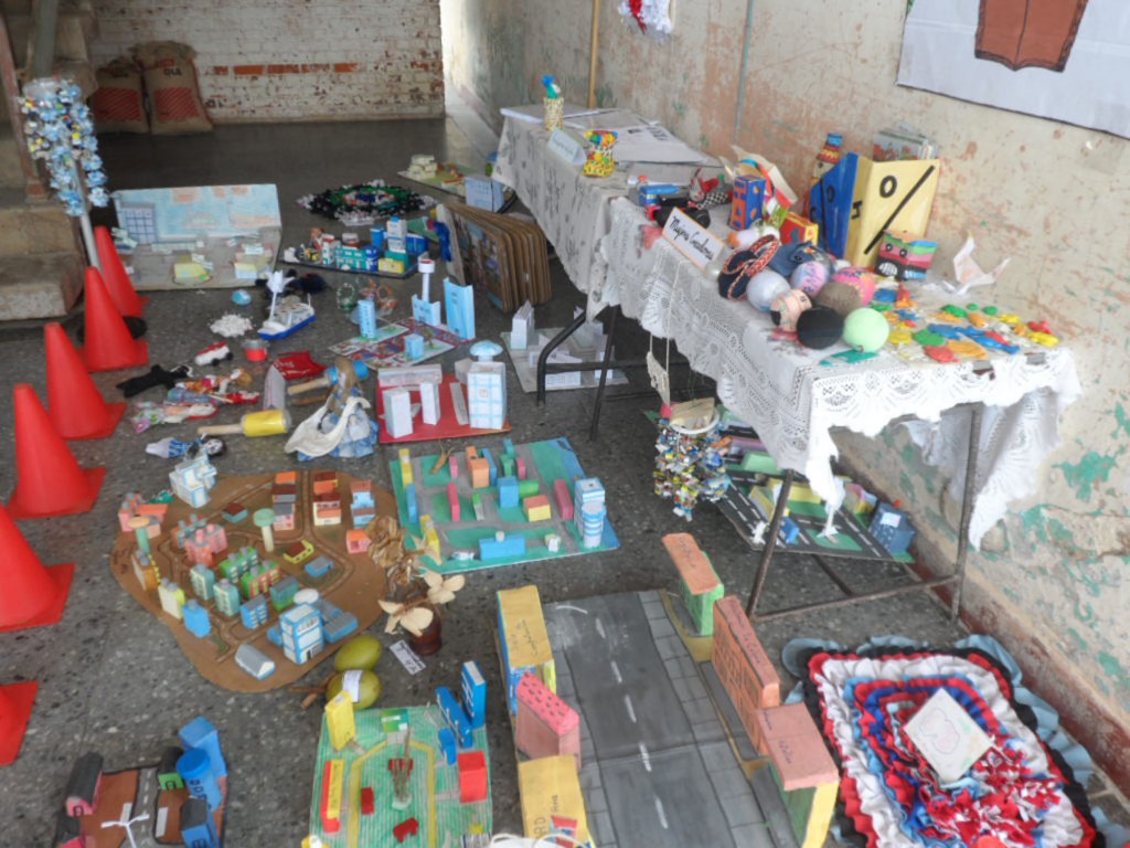 Materiales empleados por la industria, como plástico, cartón y papel, sobrantes del proceso industrial, son donados y empleados por otras instituciones para construir juguetes y medios de enseñanzas.