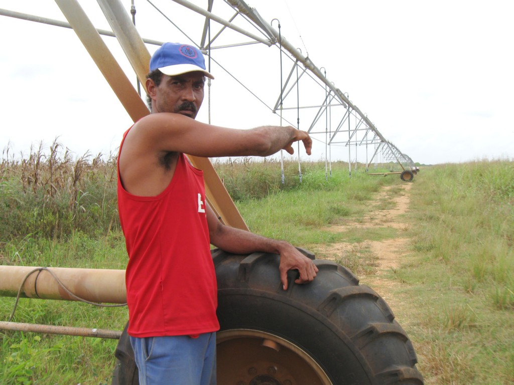 Arzuaga, de operador a custodio sin sueldo de la haragana máquina de riego.
