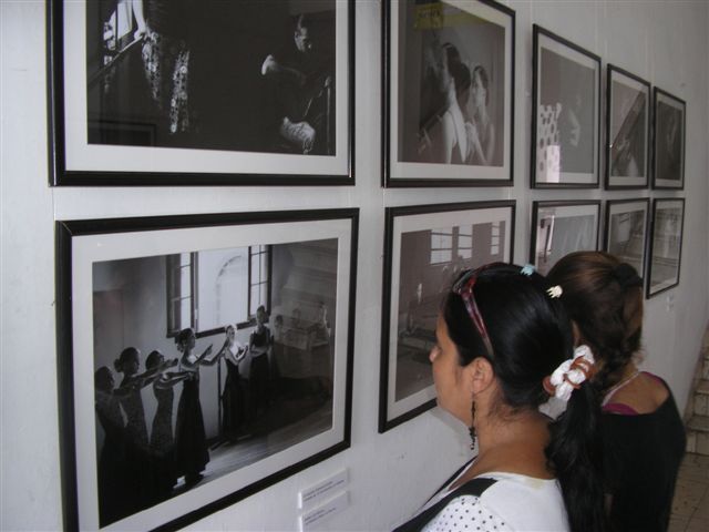 La exposición Rostros flamencos, de María del Pilar Rubí, de España, quedó inaugurada en el vestíbulo del museo de historia La Periquera. Foto: Manuel Valdés.