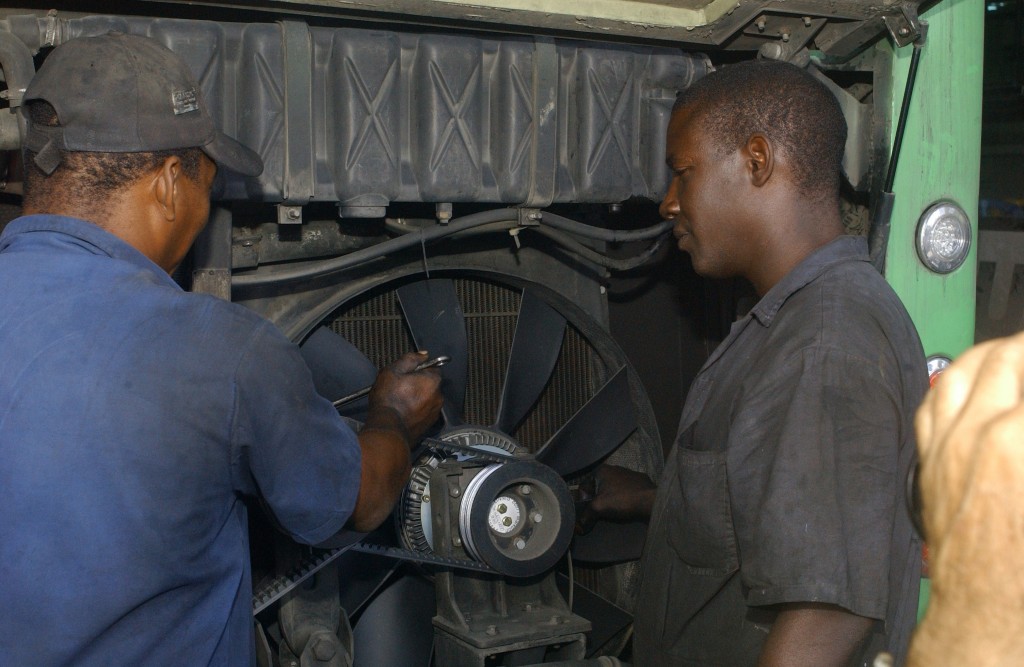 En la recuperación de los ómnibus fue decisiva la labor de los mecánicos. Fotos: Augusto César Rodríguez