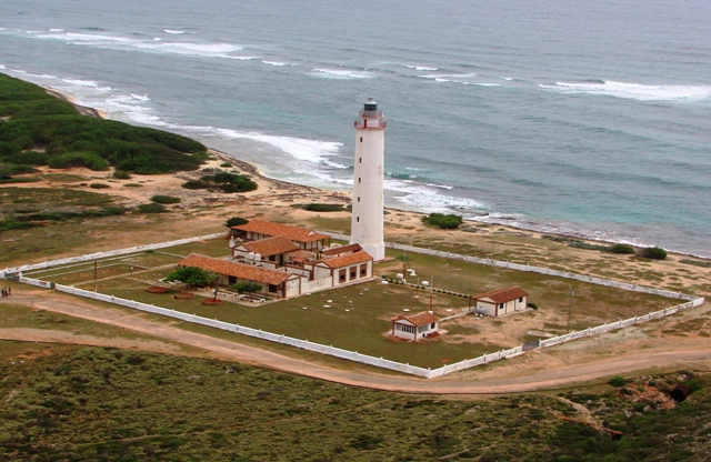 Ilustrado con excelentes fotografías también se pueden encontrar construcciones distintivas de Guantánamo como El Faro Punta de Maisí