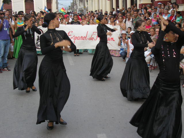 Calles, plazas e instituciones de Holguín sirven de escenario de variadas presentaciones artísticas. Foto: Del autor.