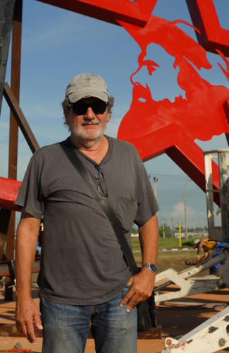 El autor del monumento es Ernesto Villa Soberón, quien también se conoce por sus piezas dedicadas a Ernest Hemingway, John Lennon , Benny Moré y el Caballero de París.