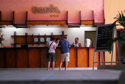 Las instalaciones hoteleras, ubicadas en la península de Ancón, aparecen como incumplidoras dentro del horario pico. Foto: Vicente Brito.