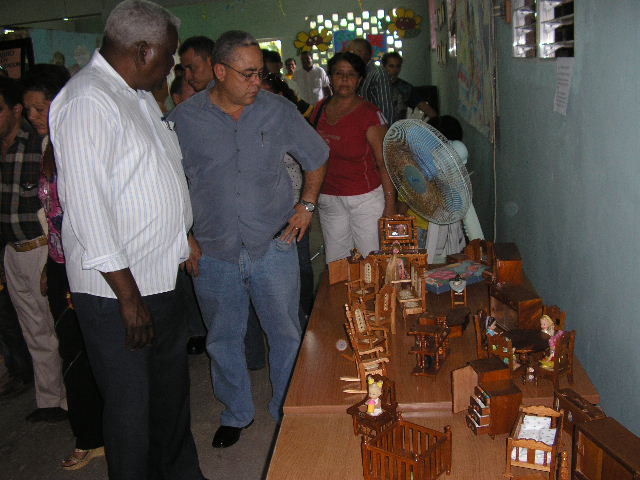 Lazo aprecia trabajos realizados en talleres del proyecto comunitario. Foto: Del autor