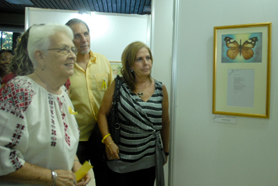 Mirtha y René recorren la exposición de las acuarelas de Antonio Guerrero. Foto: Agustín Borrego