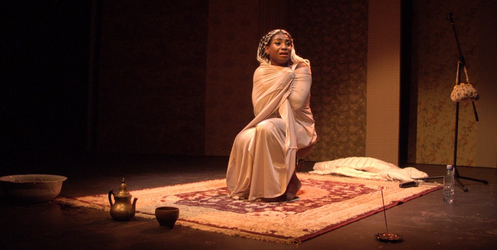 En su afán por rememorar a la excelsa cantante, esta es la segunda ocasión en que Monse la interpreta. Hace pocos años igualmente hizo una notable actuación en la Sala Llauradó en el monólogo La Lupe, de Roberto Pérez León, bajo la dirección de Bárbara Rivero Sánchez. En la foto, la actriz en Las lágrimas... Foto: Lesther Pinal León.