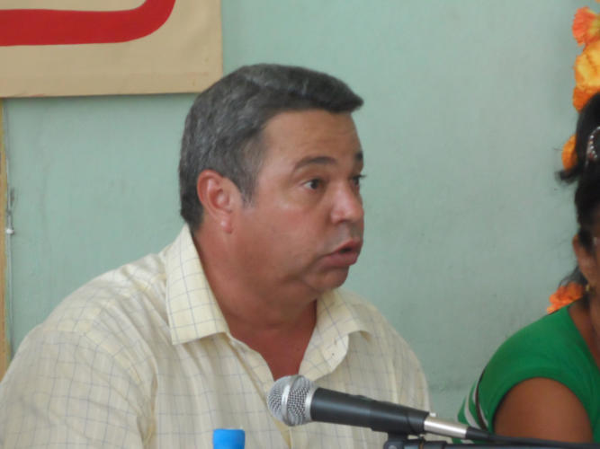 Ulises Guilarte de Nacimiento, presidente de la Comisión Organizadora del XX Congreso, realizó un recorrido por centros económicos de la provincia y participó en la primera asamblea de discusión del Anteproyecto de Documento Base.
