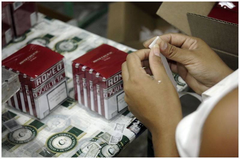La única fábrica de minitabacos que existe en Cuba está afectada por las limitaciones en la adquisición de empaques de cartón y habilitaciones. Fotos: René Pérez Massola.