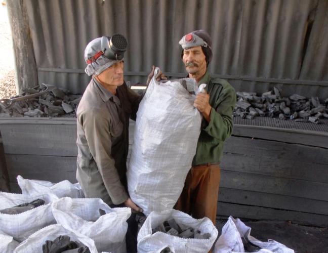 Para la exportación, el carbón vegetal debe pasar por un proceso de selección. Foto: Modesto Gutiérrez, AIN.