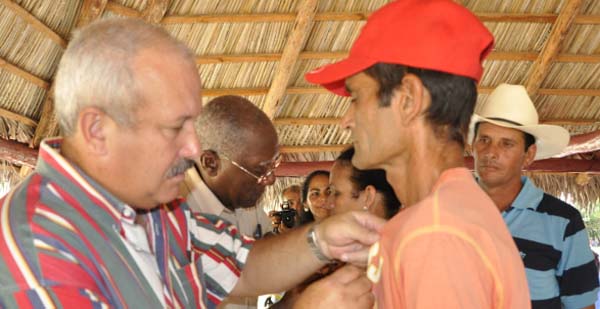 10 mujeres y hombres del sector agropecuario recibieron la condición Marcos Martí por la vida laboral. Foto:Otilio Rivero Delgado