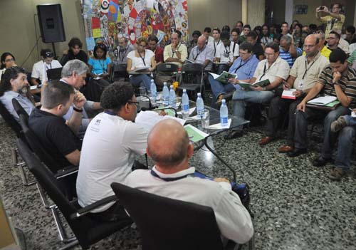 Tras escuchar las intervenciones de los delegados sobre las dificultades que atraviesan las Casas del Joven Creador para promover el arte joven, Díaz-Canel apuntó que estas instituciones presentan dificultades materiales, pero también sufren problemas de organización y burocracia