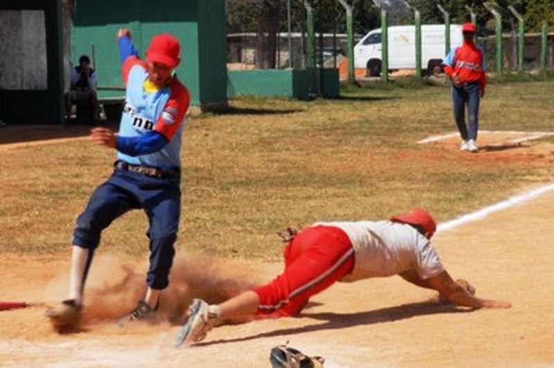 El softbol de arraiga cada vez más en los colectivos obreros de lam provincia de Cienfuegos. Foto: Arsenio Rodríguez López