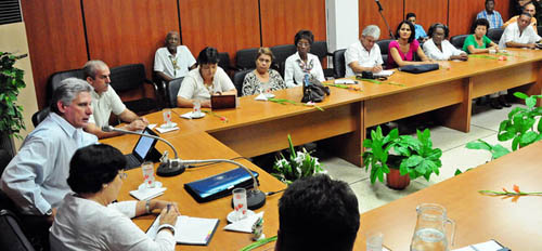 Miguel Díaz-Canel Bermudes, Primer Vicepresidente de los Consejos de Estados y de Ministro,sostuvo encuentro con Espiritista del pais. Foto: Jorge Luis González