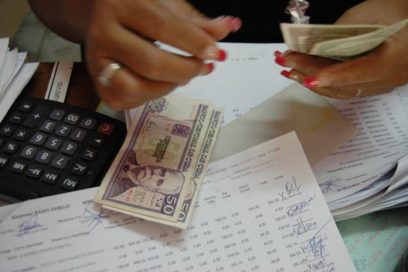 Tropezó con el banco y la desatendieron