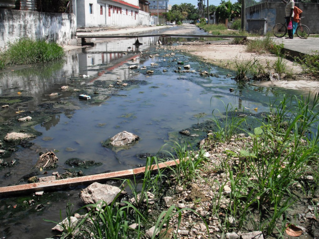 Las aguas residuales se mezclan muchas veces con las limpias por insuficiencias en la cobertura del alcantarillado y la falta de capacidades de las colectoras para evacuarlas. Foto: Agustín Borrego