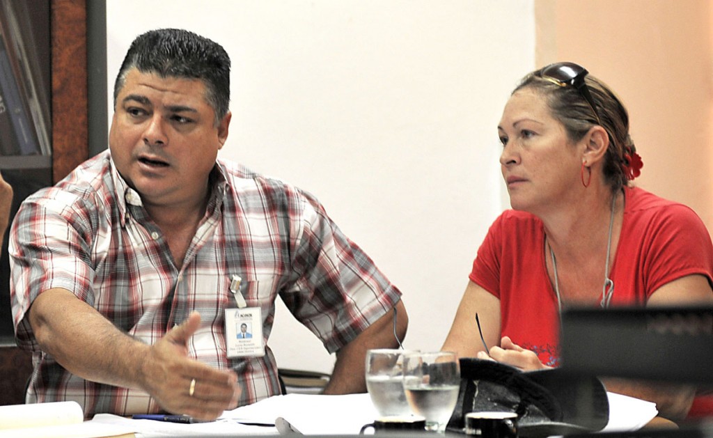 Waldemar Leyva y Cristina Ramírez explicaron las vías y métodos que emplea el bloqueo imperialista para entorpecer el desempeño de Acinox Comercial. Foto: José R. Rodríguez Robleda
