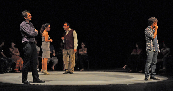 En La decisión de John se recrea un complejo entramado dramático con muy pocos recursos escénicos. Foto: Del autor