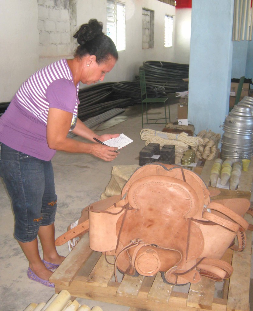 Las otroras naves abandonadas sirven hoy de tienda para la venta de los tan deseados insumos.