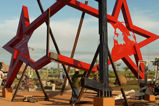 Trabajadores de varias instituciones apoyan en el levantamiento de esta obra pública, considerada la primera de su tipo erigida en Cuba a la memoria de Camilo Cienfuegos.