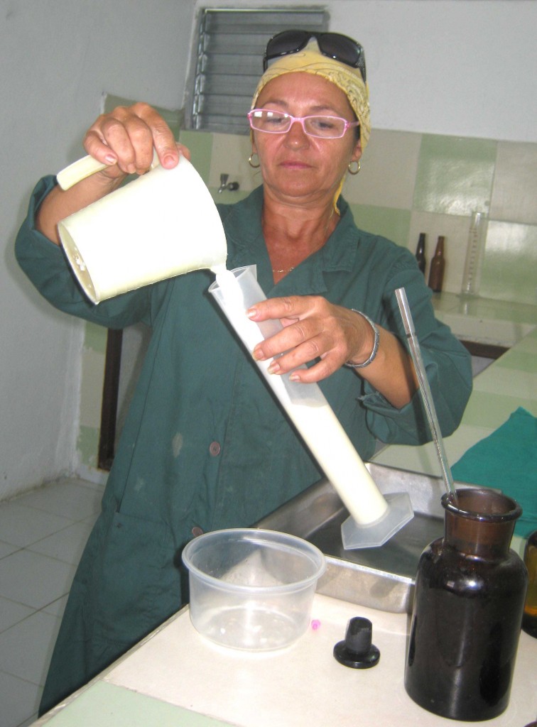 Las técnicas de laboratorio realizan pruebas de mastitis, densidad, sedimento y acidez.