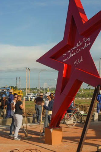 Un espejo de agua reflejará las tres imágenes de Camilo y recordará la tradición de entregar flores a Camilo.
