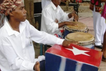 Toque de tambores a favor de la paz y Los Cinco
