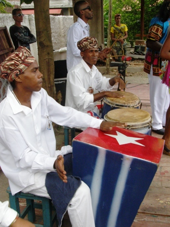 Diferentes tipos de tambores, al mejor estilo de los ancestros negros, realizaron el llamado. Foto: Manuel Noya