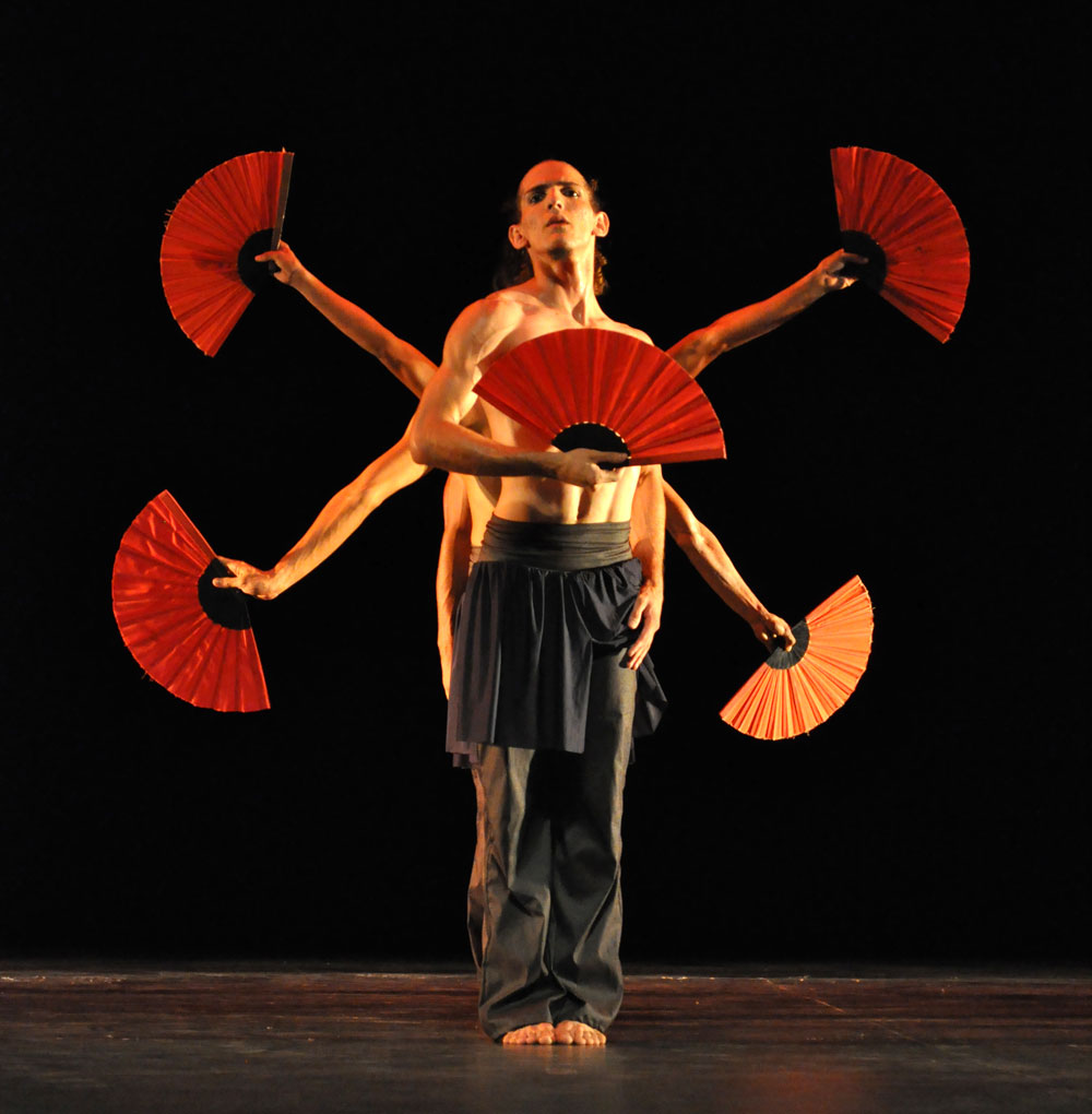 Crónicas de hombres con abanicos, de Esteban Aguilar. Fotos: Yuris Nórido