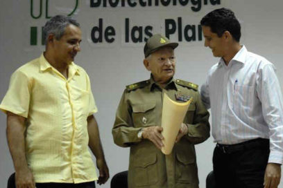 Reconoce universidad obra de Guillermo García Frías