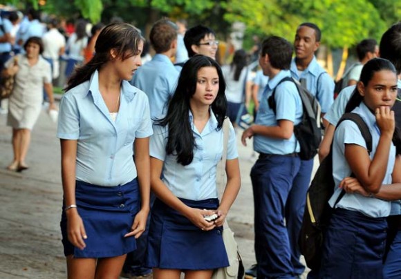 Al iniciar el curso, se procedió a la entrega del vestuario escolar existente en los inventarios de los centros educacionales. Foto: Tomada de Cubadebate.