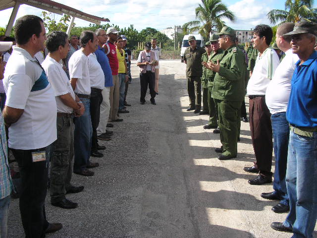 El Presidente del Consejo de Defensa en Holguín intercambia con trabajadores de la fábrica de cigarros.