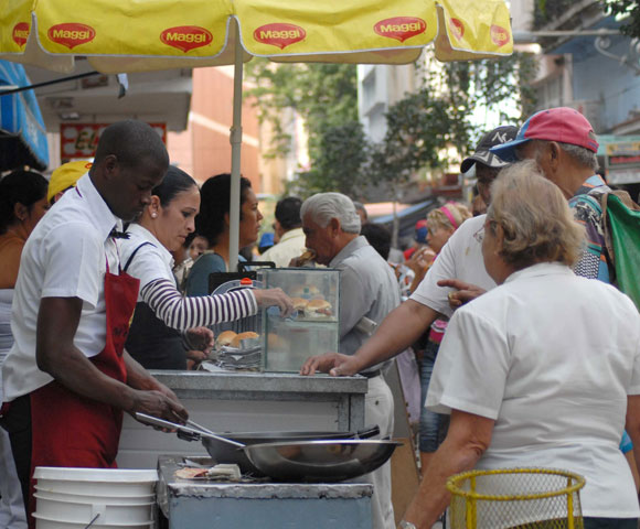 La mayoría de las personas que hacen uso de bienes y servicios, a partir de una oferta, saben que deben ser bien atendidas y respetadas en el sentido más amplio del vocablo. Foto: Tomada de Cubadebate.