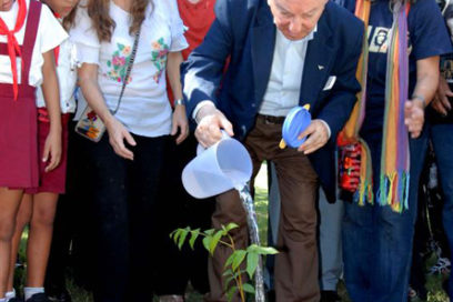 Siembran árbol con tierra argentina en Plaza del Che