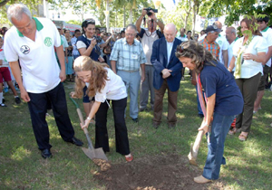 Oscar Rubén Verón, promotor de la idea, Iris Menéndez, delegada del ICAP en Villa Clara y Kenia Serrano, presidenta del ICAP iniciaron la siembra del árbol.