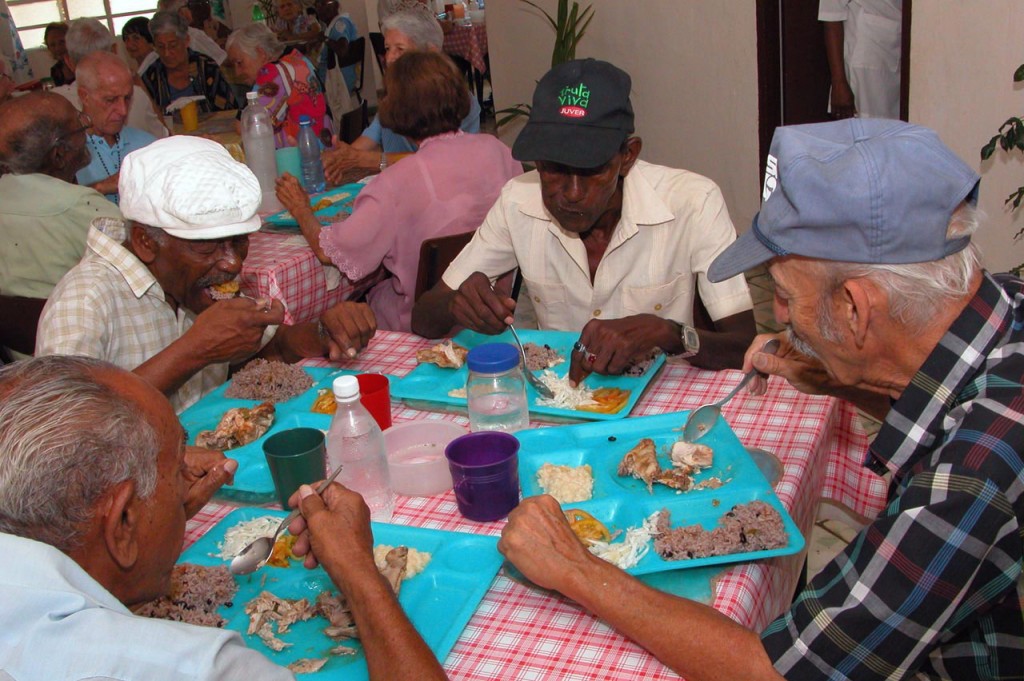 Cuba cuenta hoy con más de 2 millones 041 mil 392 personas con 60 años o más, de ellos 3 mil 865 con 100 años o más.  Foto: René Pérez Massola