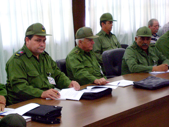 En la reunión presidida por el viceministro de las FAR (segundo de izquierda a derecha)