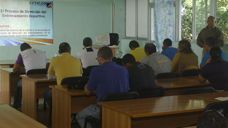 En la jornada de este lunes se impartieron diversos cursos pre-convención en las aulas de la Universidad de Ciencias de la Cultura Física y el Deporte Manuel Fajardo. Foto: César A. Rodríguez.