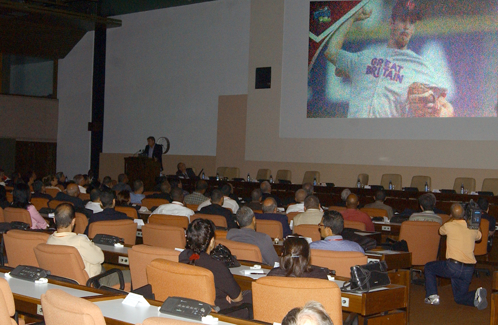 La conferencia, a sala llena, inauguró el Primer Simposio Internacional de Ciencias aplicadas al Béisbol, en el marco de la V Convención Internacional AFIDE 2013.