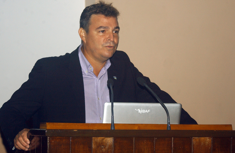 El Dr. Antonio Castro Soto del Valle tocó en su conferencia temas polémicos como el regreso béisbol al calendario olímpico y las conversaciones de la federación internacional con las ligas profesionales de todo el mundo. Fotos: César A. Rodríguez.