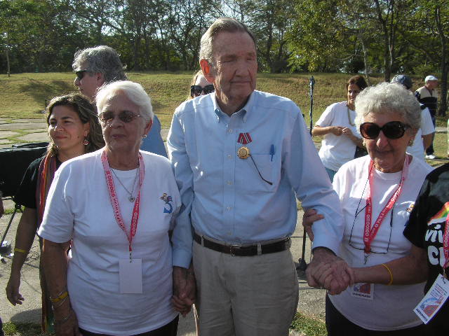 Mirta e Irma, madres de los Héroes de la República de Cuba, Antonio guerrero y René González, condecoraron a Ramsey Clark. Foto: Del autor